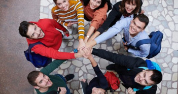 un-gruppo-di-giovani-felici-che-mostrano-la-loro-unita